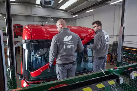 Veoauto esiklaasi vahetus